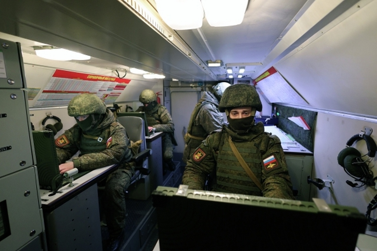 В командно-штабной машине оперативно-тактического ракетного комплекса «Искандер-М».