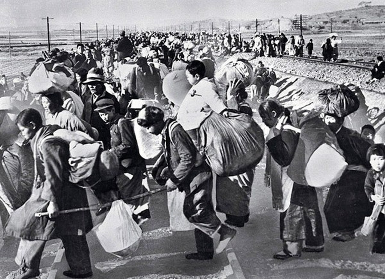 Сотни тысяч корейцев стали беженцами в результате Корейской войны.