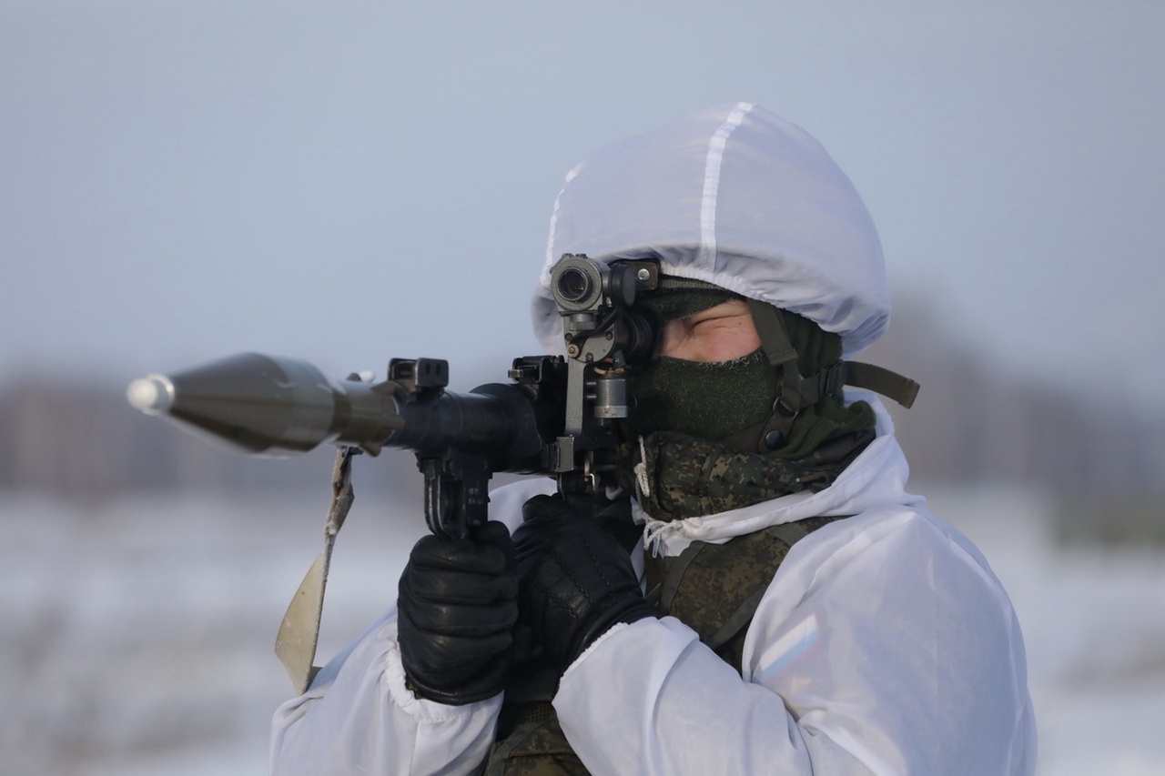 Военнослужащие мотострелкового соединения ЦВО на тренировке отрабатывают боевую стрельбу.