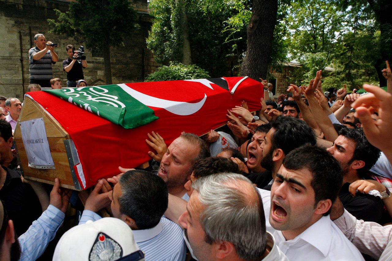 Восемь турок и гражданин США турецкого происхождения были убиты израильтянами на «Мави Мармара», головном судне флотилии помощи, стремившейся прорвать блокаду Газы, 2010 г.