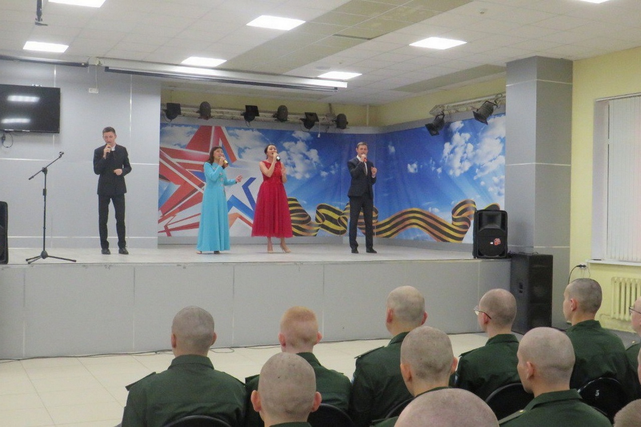 Творческие коллективы выступили перед призывниками на сборном пункте Республики Татарстан.