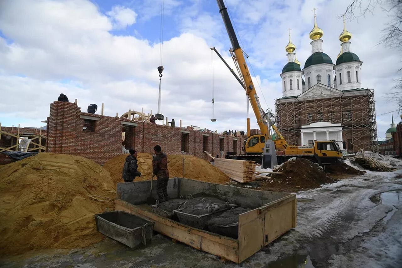Восстановительные работы на территории Саровского монастыря.