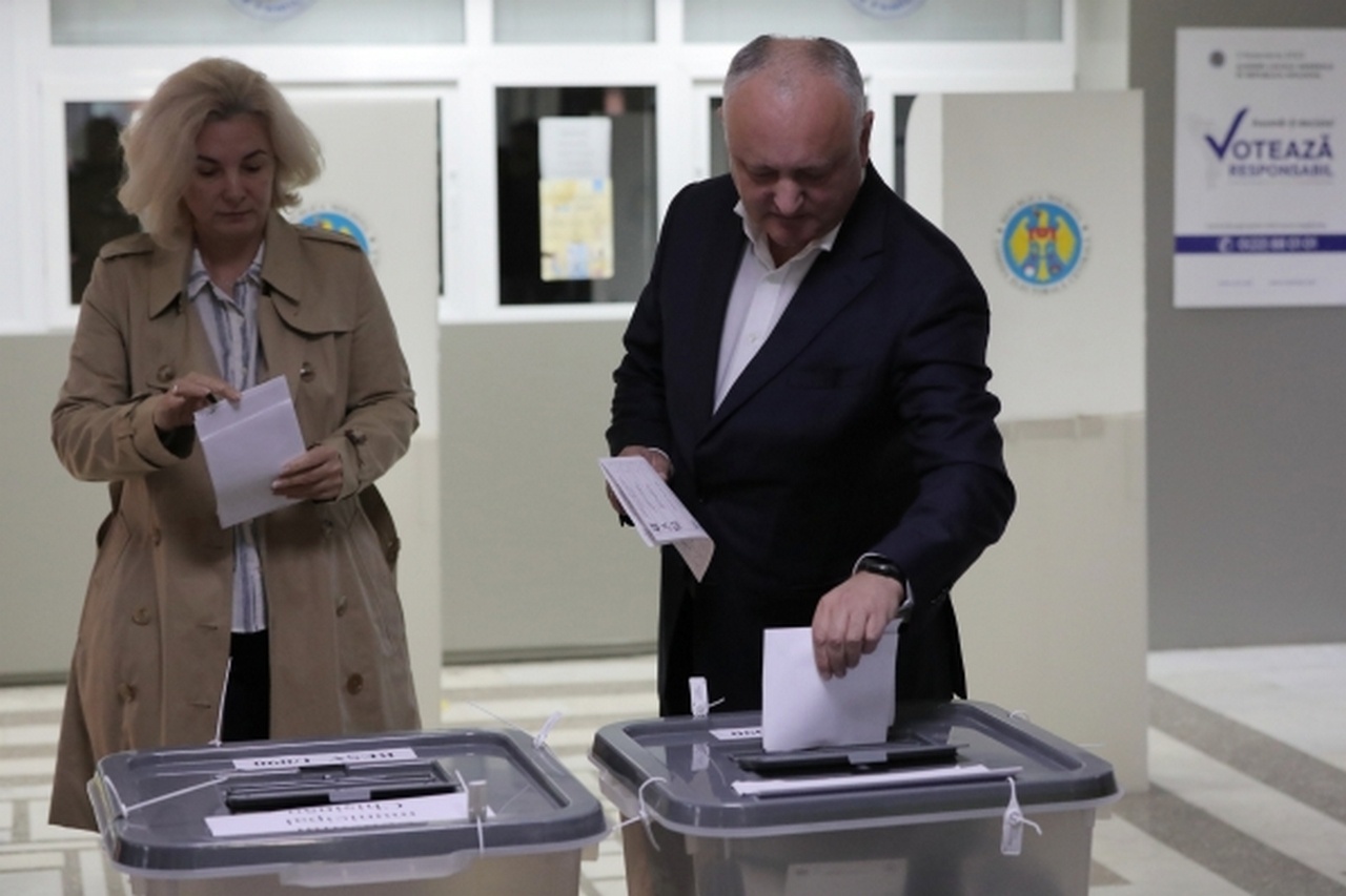 Лидер оппозиционной Партии социалистов Игорь Додон с супругой Галиной голосуют на избирательном участке в Кишинёве.
