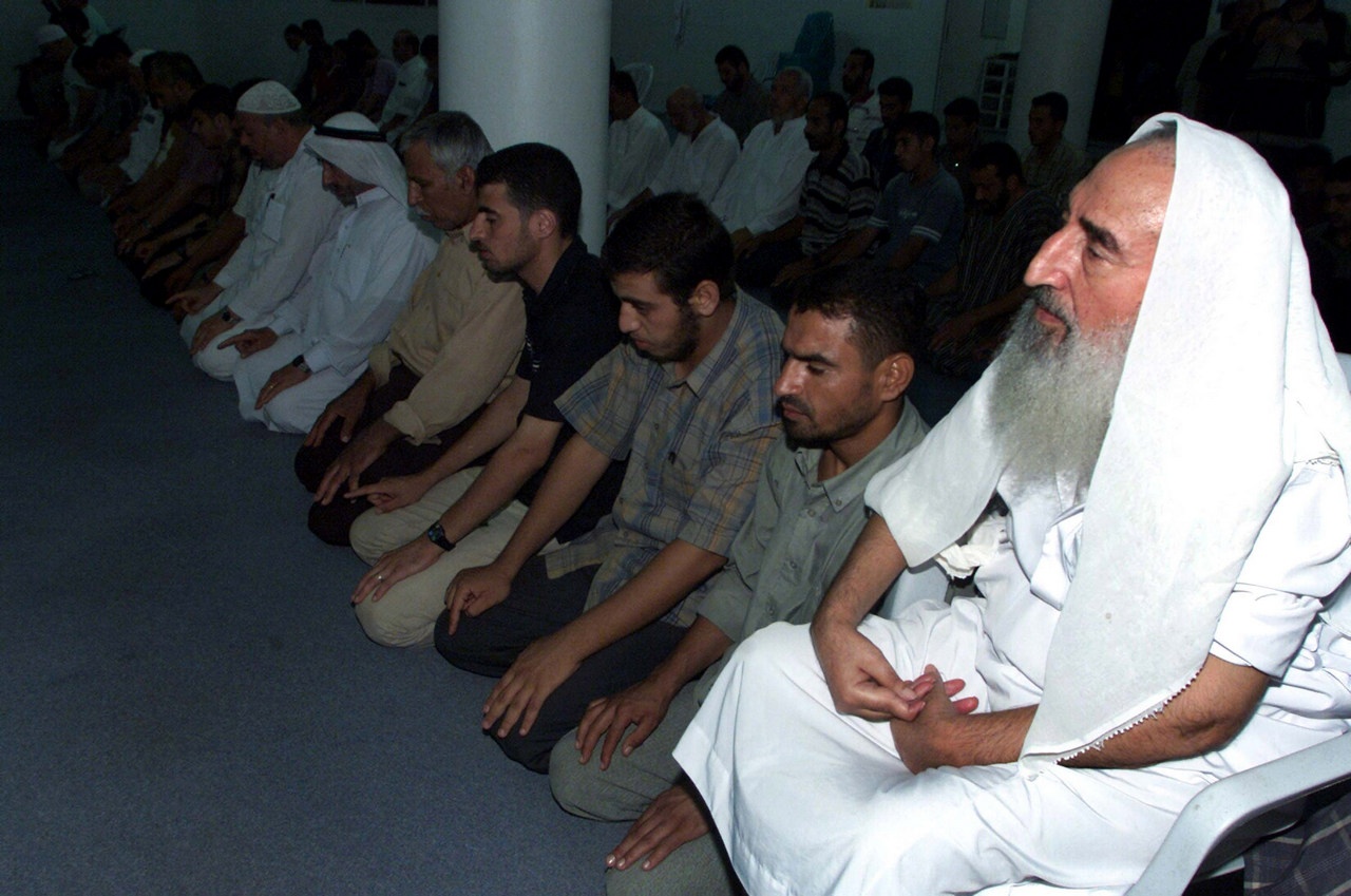 Лидера ХАМАС Ахмеда Ясина (первый справа) израильтяне убили ракетой 22 марта 2004 г.