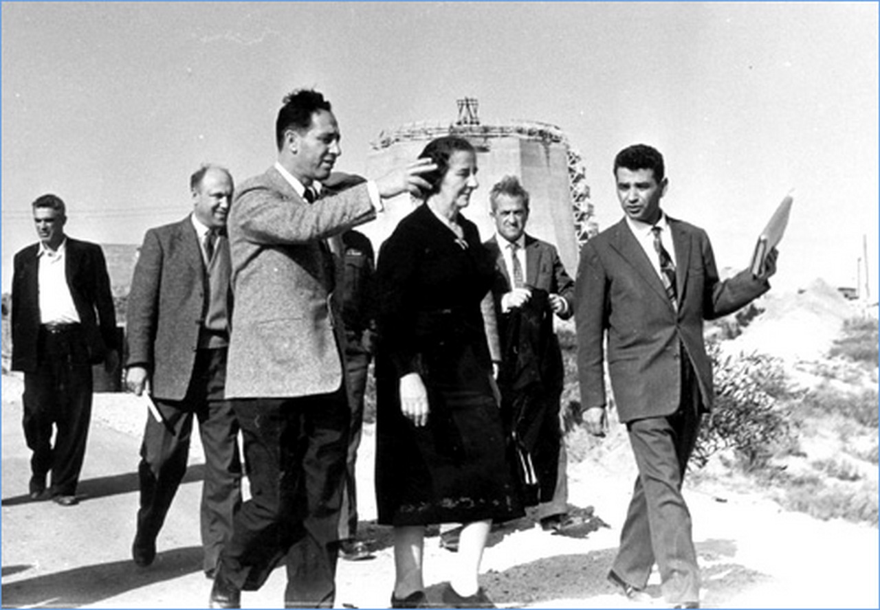 Шимон Перес и Голда Меир на строительстве ядерного реактора, 1958 г.