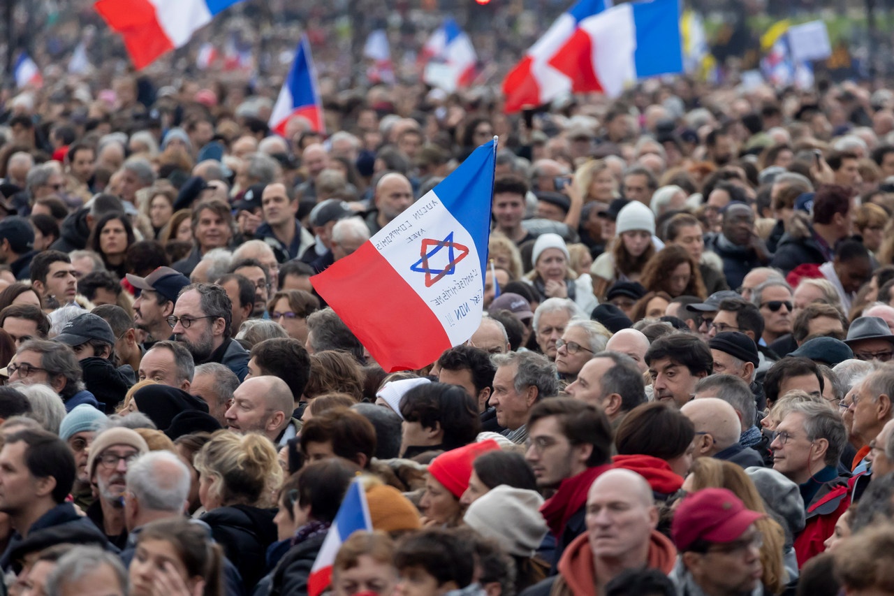 На митинге с участием депутатов Национального собрания, осуждающим рост антисемитских действий во Франции, 12 ноября 2023 г.