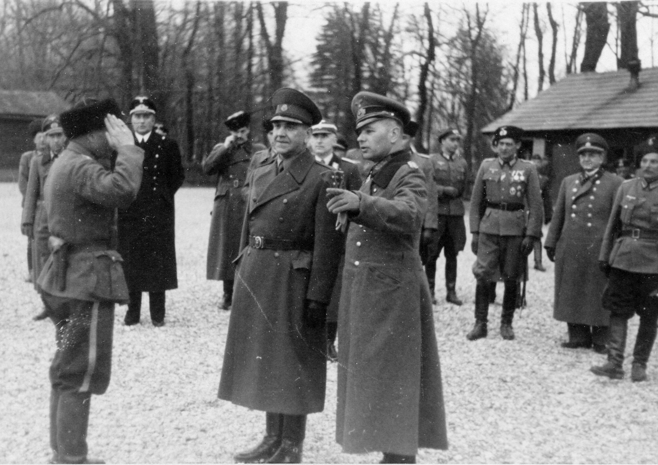 Последний походный атаман Русского охранного корпуса генерал-майор вермахта Гельмут фон Паннвиц (в центре справа) с главой хорватских фашистов-усташей Анте Павеличем, осень 1943 г.