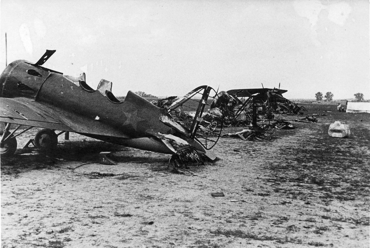 Захваченный фашистами советский аэродром, лето 1941 г.