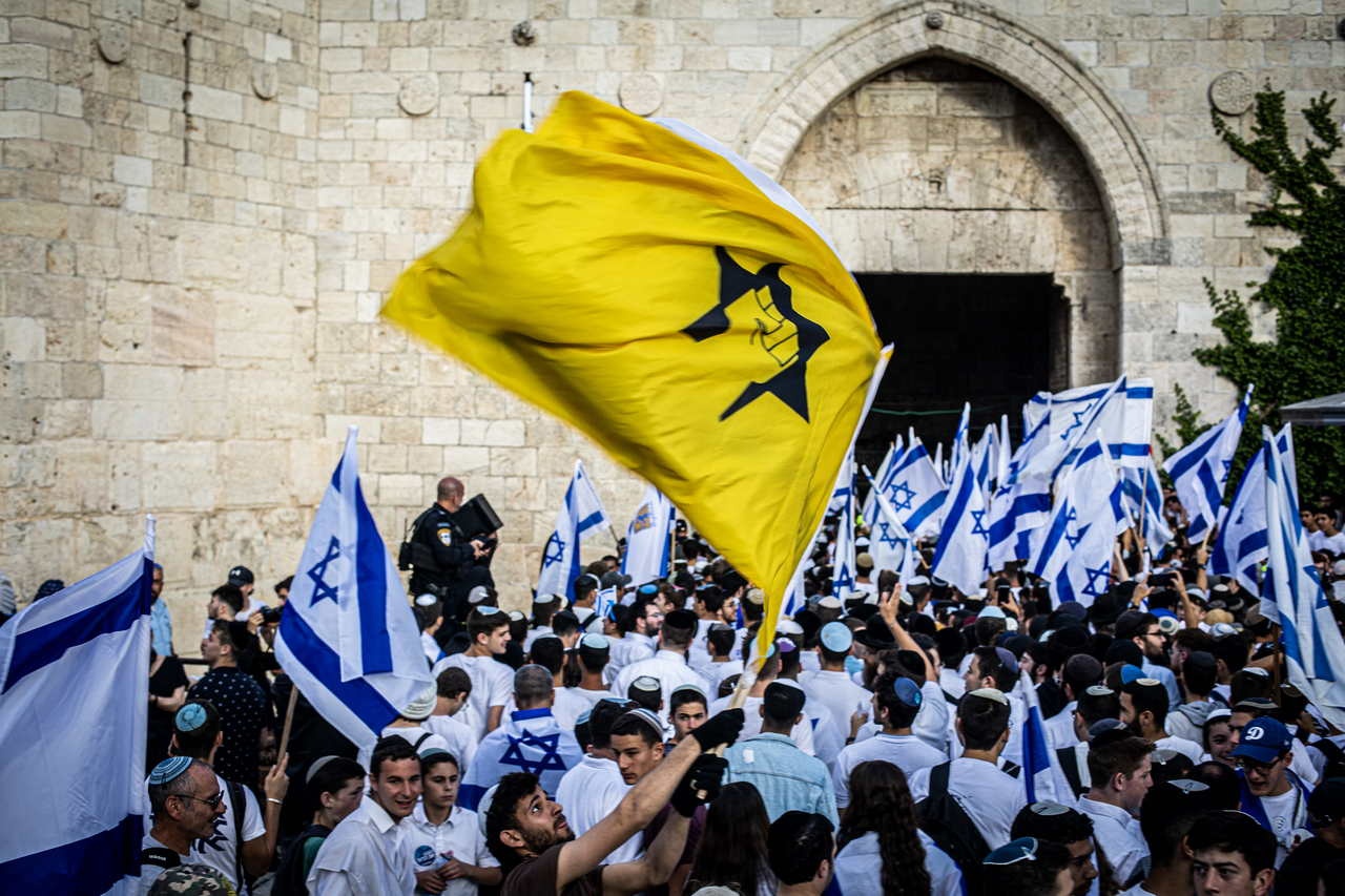 Флаг ультранационалистического еврейского террористического движения «Ках» на митинге в Иерусалиме.