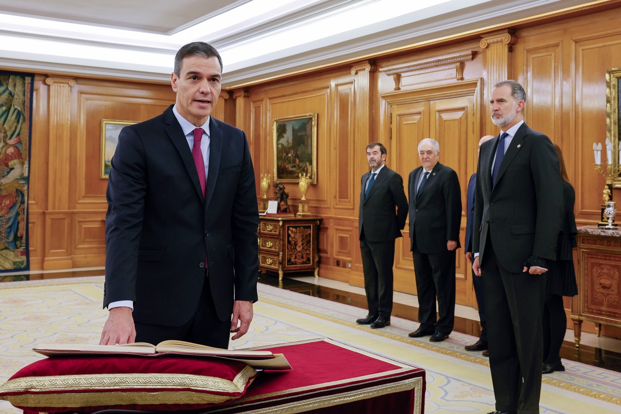 Лидер социалистов Педро Санчес принимает присягу премьер-министра в присутствии короля Испании, 17 ноября 2023 г.