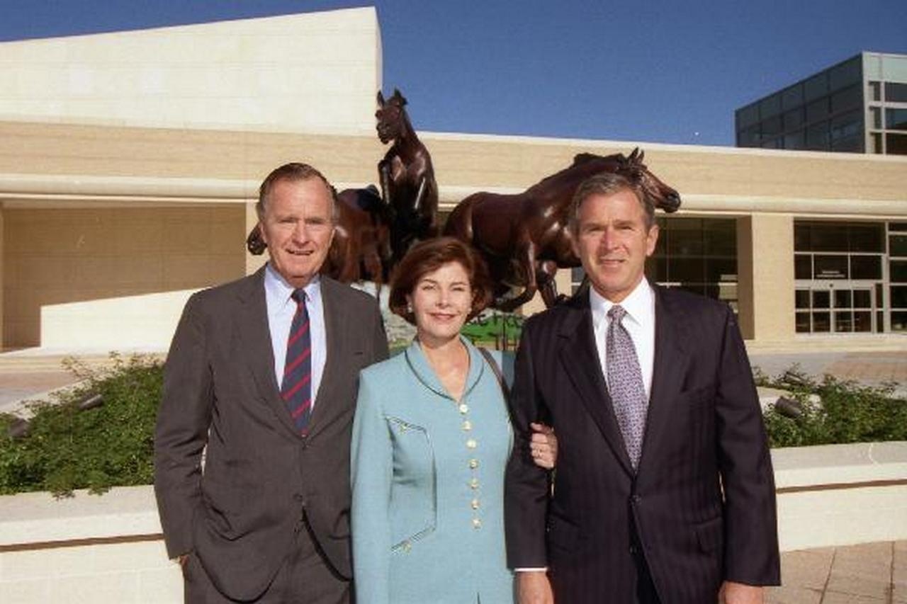 Губернатор Джордж Буш-младший (справа) с отцом, бывшим президентом Джорджем Бушем-старшим, и женой Лорой, 1997 г.