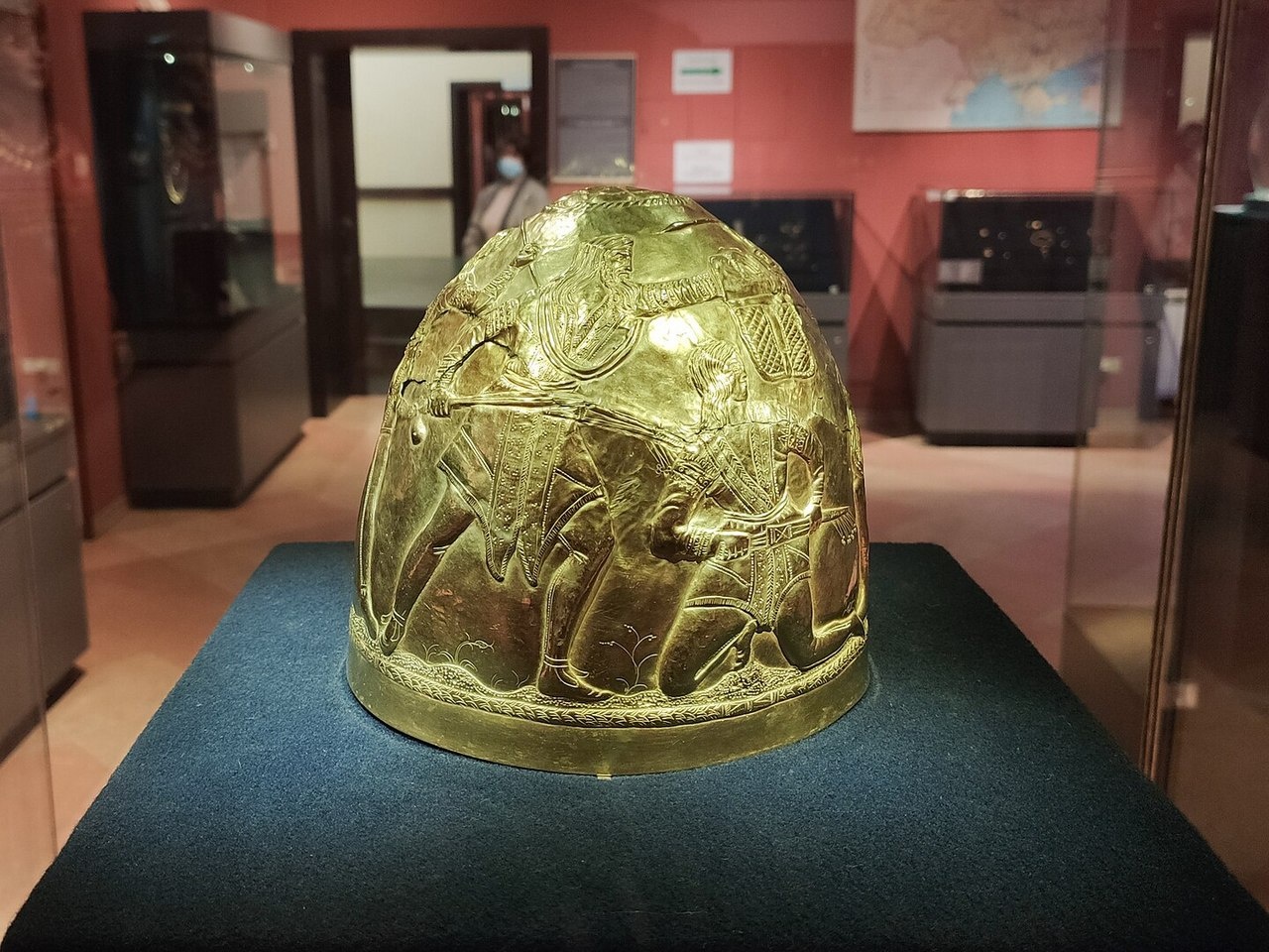 Скифский золотой шлем IV ст. до н.э., один из экспонатов, находившихся на выставке «Скифское золото» в Амстердаме уже «возвращён» на Украину, 2021 год.