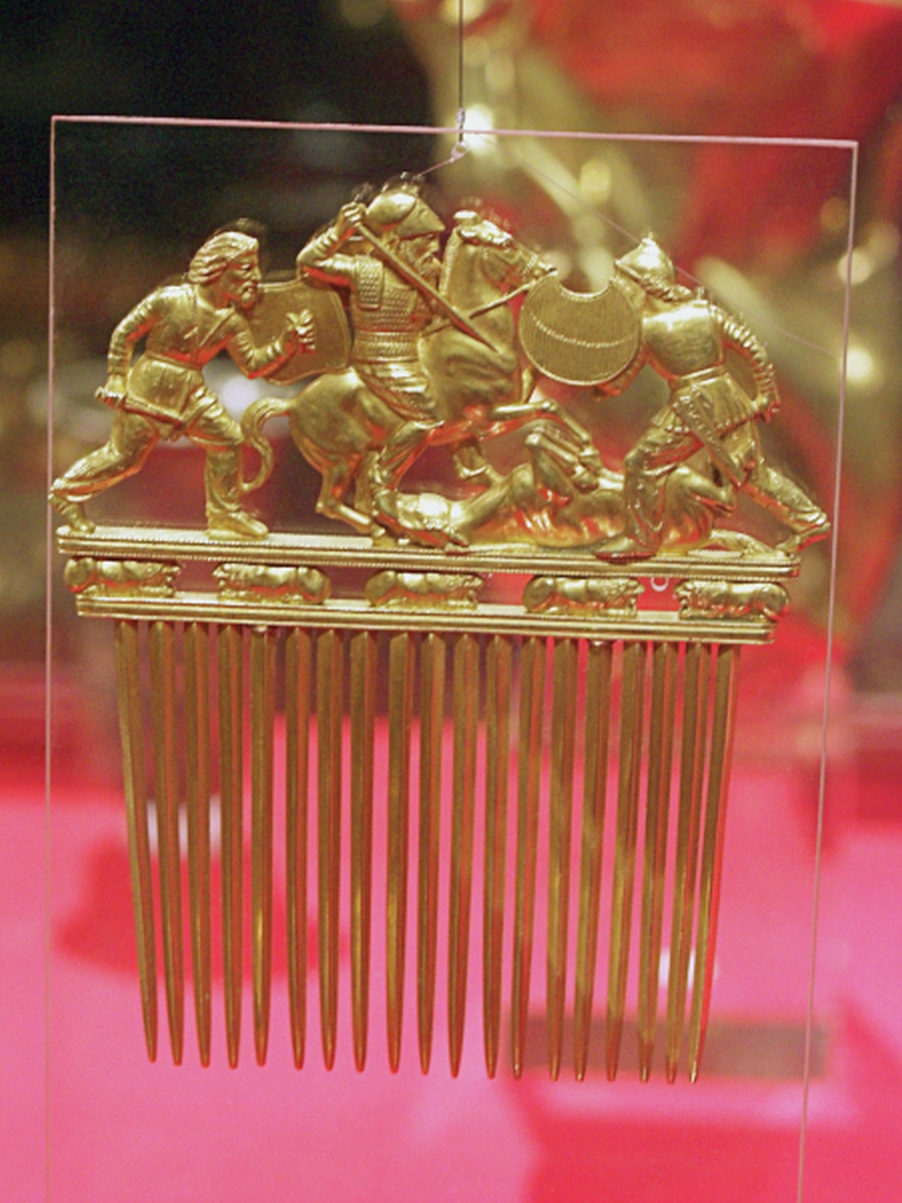 Гребень с изображением батальной сцены. Золото, 430-390 гг. до н.э. Приднестровье, курган Солоха.
