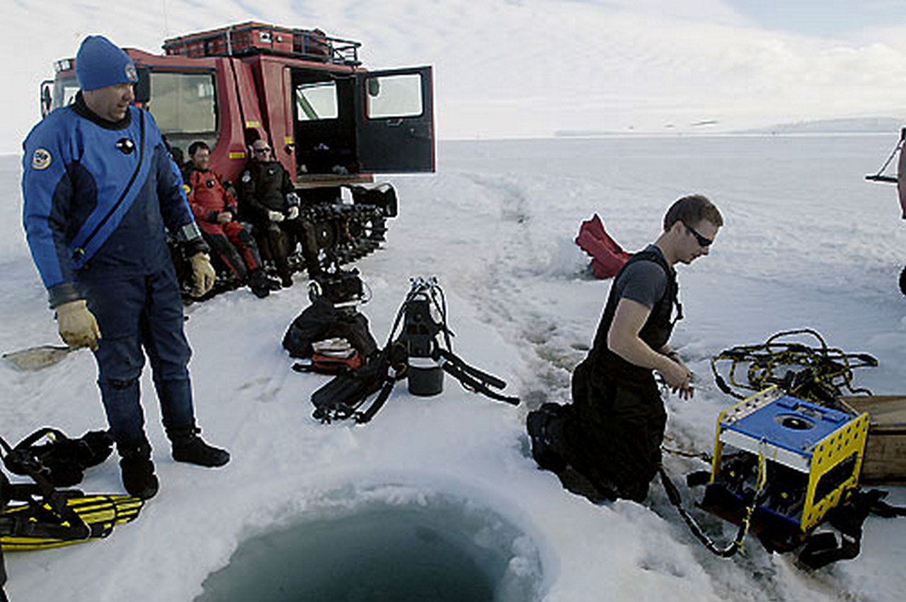 Во время подводных исследований на станции Мак-Мердо, логистическом центре Национального научного фонда в Антарктиде.