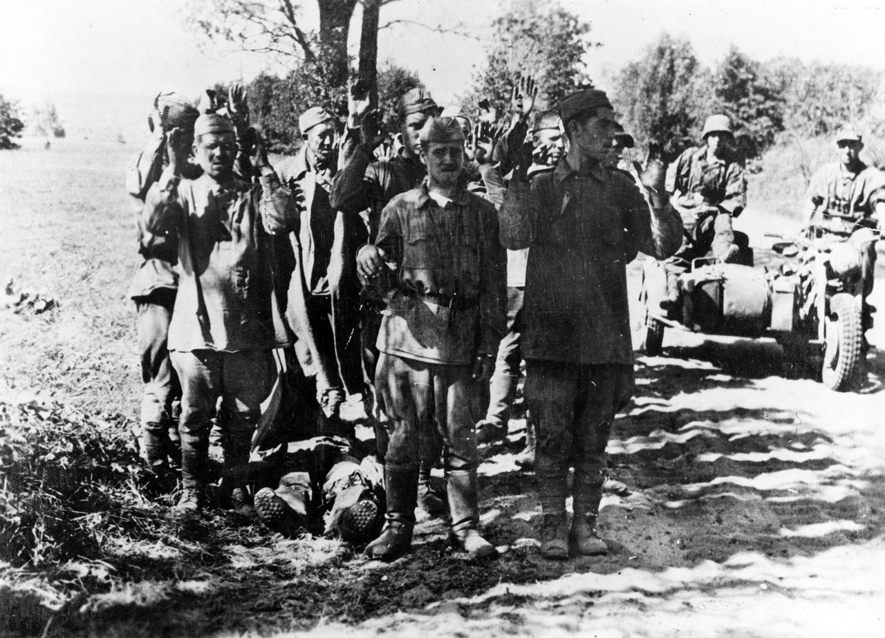 Группа пленных красноармейцев и немецкие мотоциклисты, 1942 г.