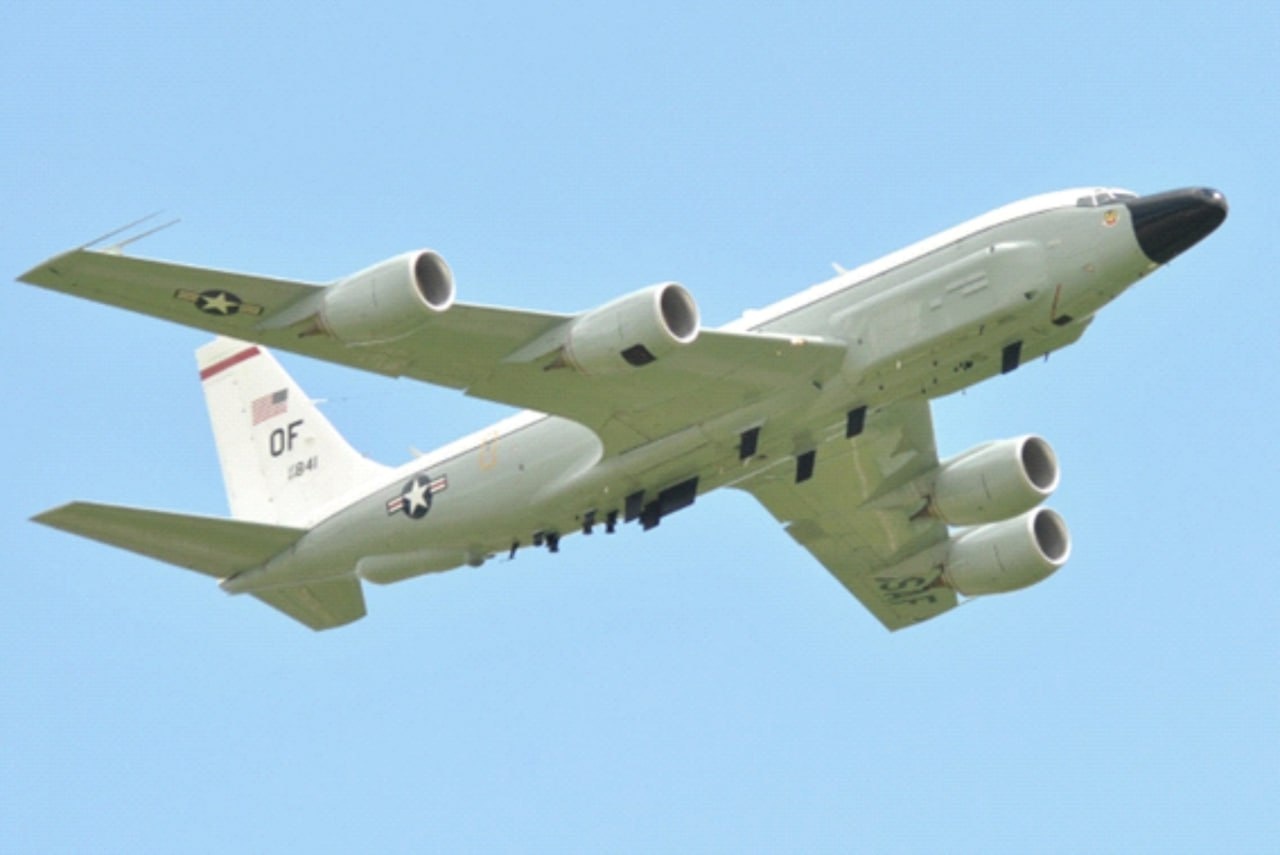 Разведывательный самолёт RC-135W Rivet Joint. «Щёки» скрывают антенны РЛС бокового обзора - РЛСБО.