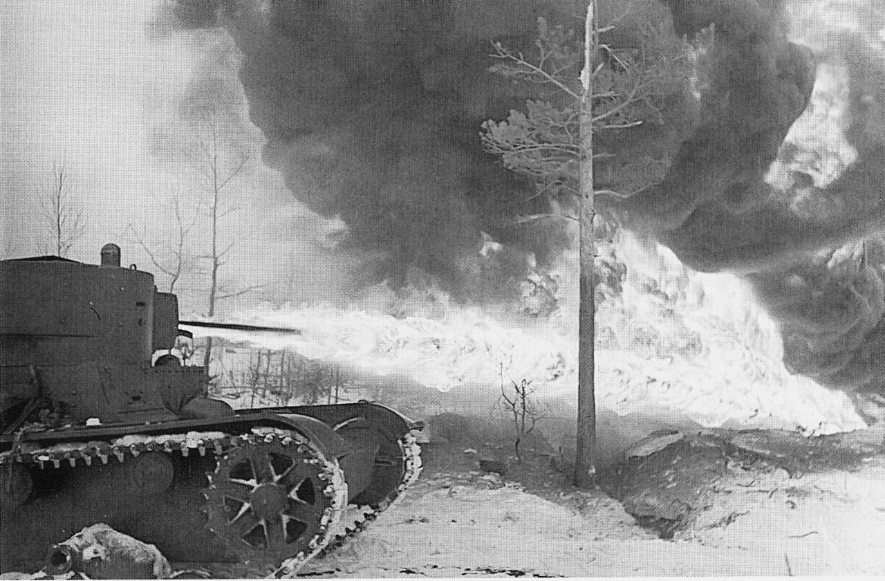 Советский огнемётный танк ХТ-26 в действии на Карельском перешейке, февраль 1940 г.