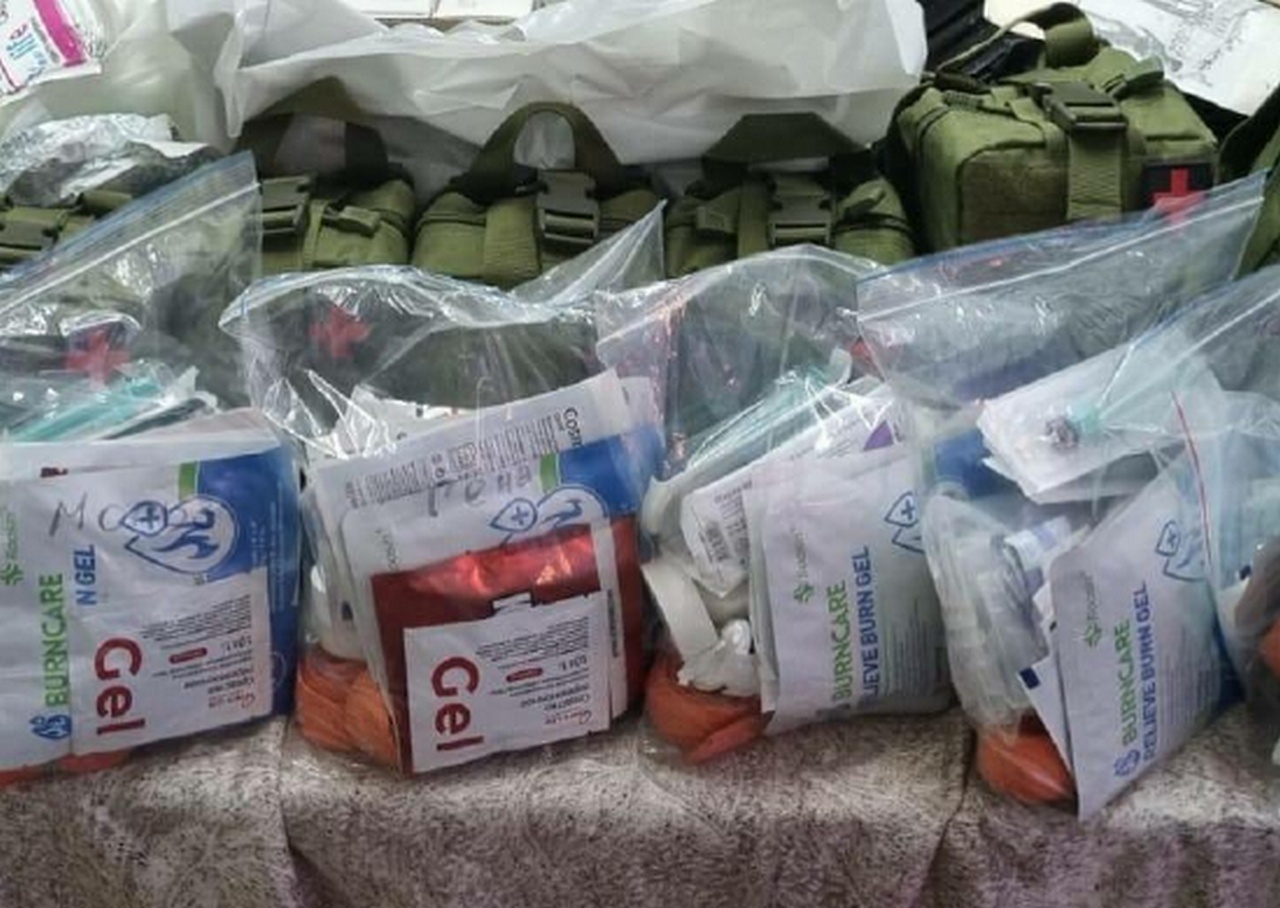 В Приморском крае активисты волонтёрского движения «Искра» передали военнослужащим тактические аптечки.