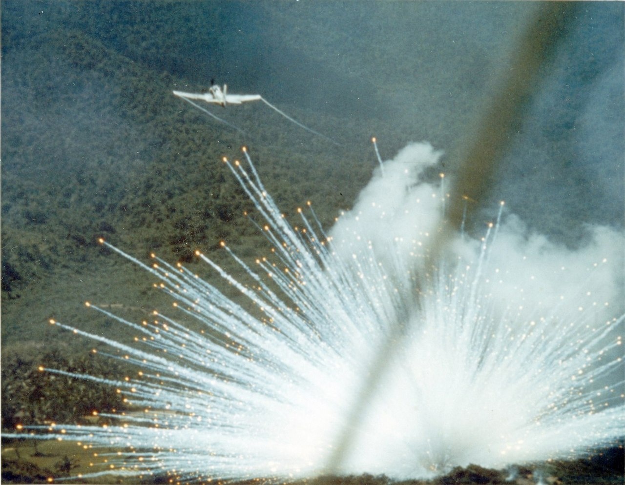 Взрыв фосфорной бомбы. Вьетнам, 1966 г.