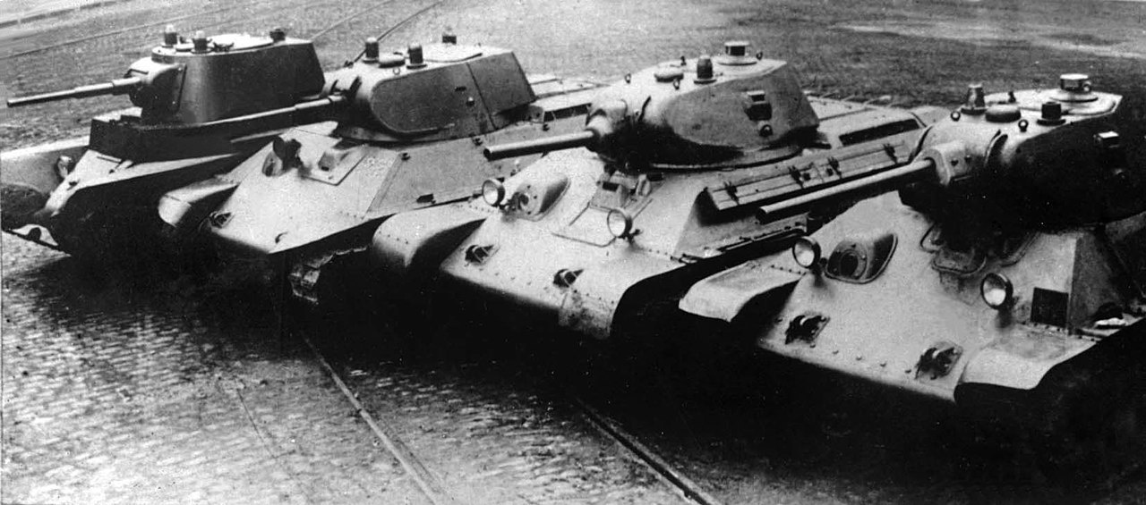 Довоенные танки производства завода № 183. Слева направо: А-8 (БТ-7М), А-20, Т-34 образца 1940 года с пушкой Л-11, Т-34 образца 1941 года с пушкой Ф-34.