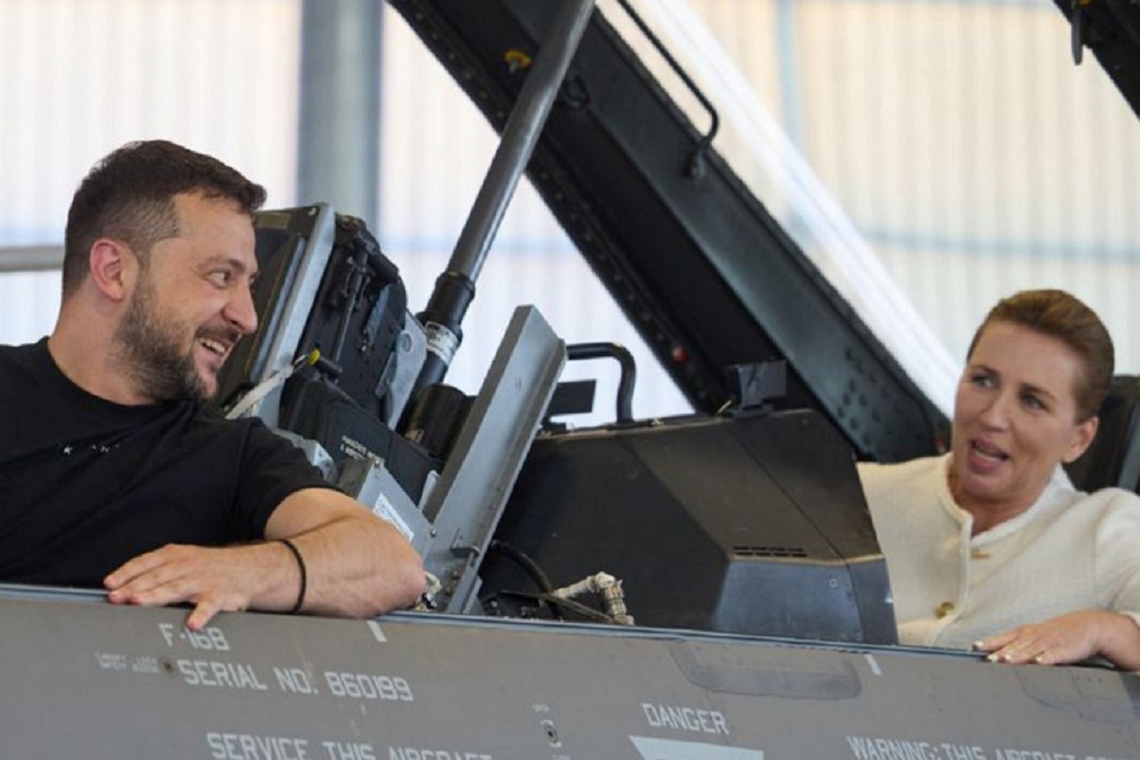 Владимир Зеленский во время визита в Данию посидел в кресле пилота истребителя F-16.