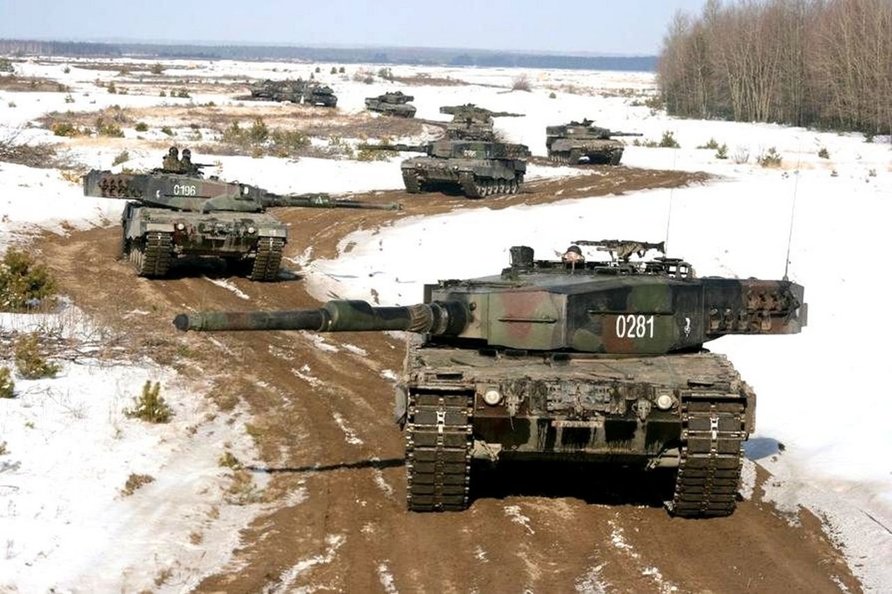 Танки Leopard 2 A4 на марше.