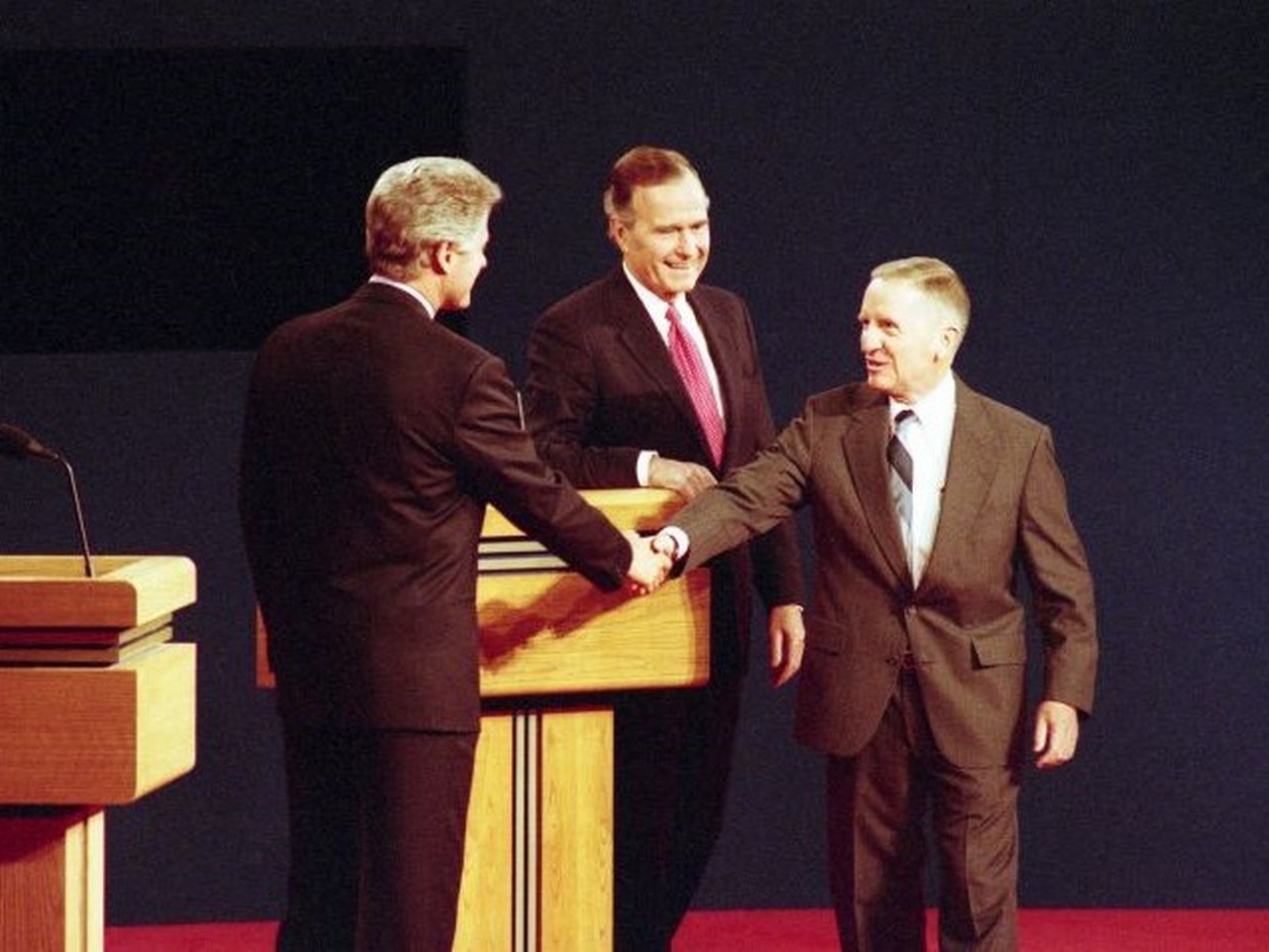 Росс Перо (справа), Билл Клинтон и Джордж Буш-старший на президентских дебатах, 19 октября 1992 г.