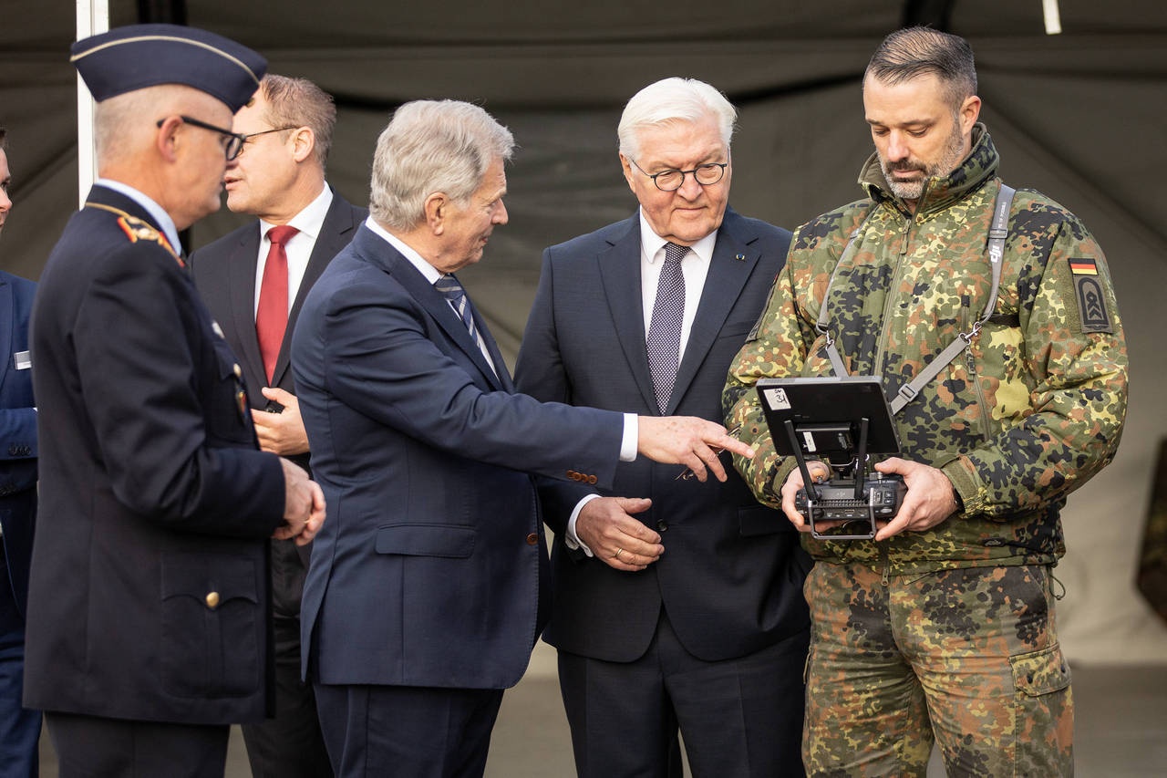Президенту Штайнмайеру (второй справа) в Федеральном министерстве обороны демонстрируют системы защиты от дронов.