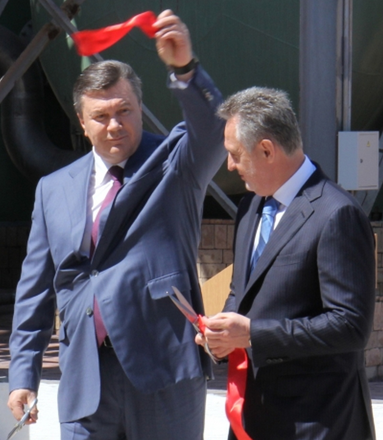  Виктор Янукович и владелец холдинга Group DF Дмитрий Фирташ.