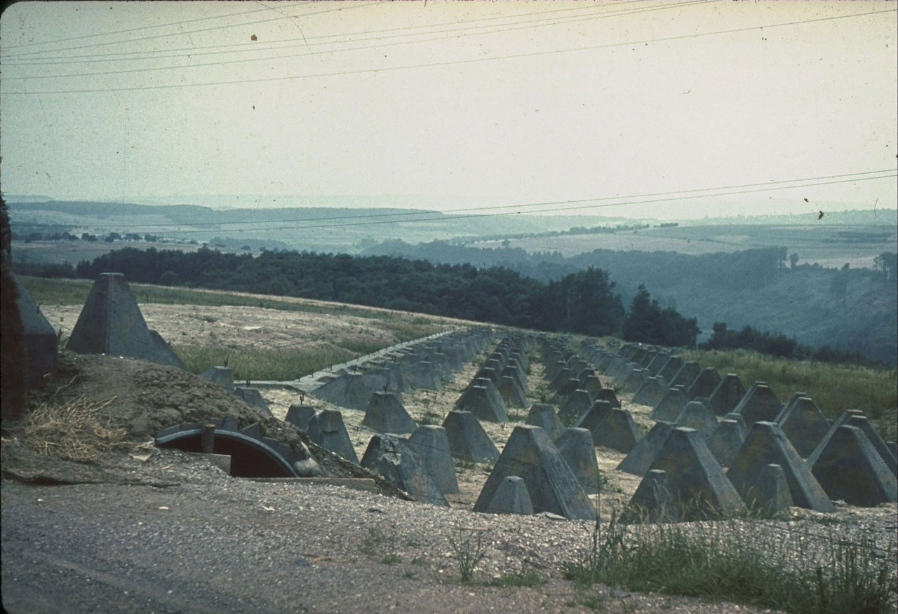 «Линия Зигфрида» (Западный вал) - система немецких долговременных укреплений, построенных в 1936-1940 годах на западе Германии.