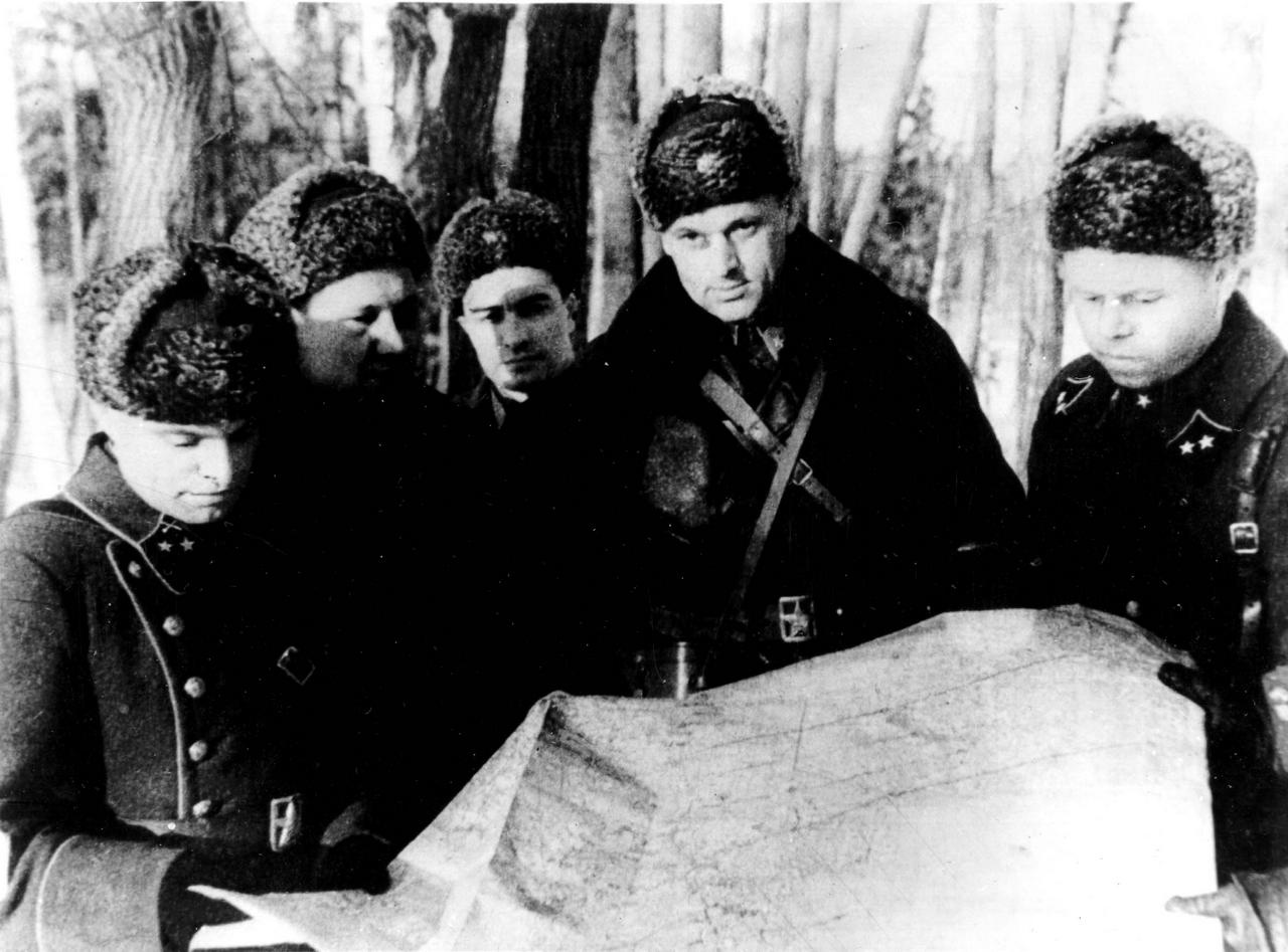 Командующий 16-й армией генерал-лейтенант К.К. Рокоссовский со своим штабом в районе Истры, 1941 г.