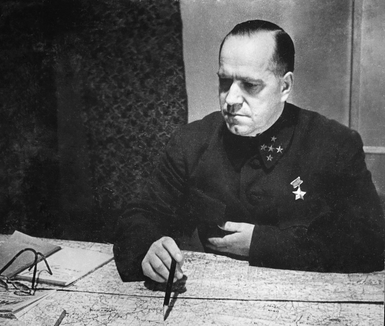 Генерал армии Жуков у карты в штабе Западного фронта, село Перхушково, ноябрь-декабрь 1941 г.