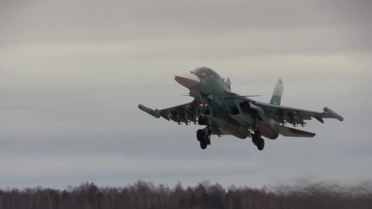 Российский бомбардировщик Су-34 вылетает с аэродрома, чтобы нанести удар.