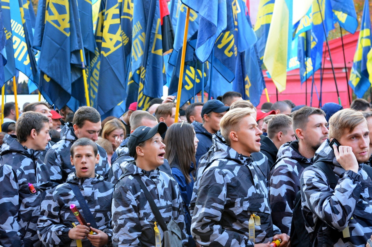 Подростки, ходившие на митинги националистов после 2014 года, сейчас тысячами гибнут на востоке Украины.