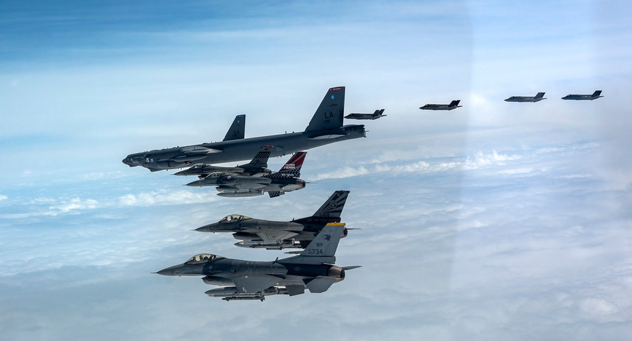 Самолёты Южной Кореи на совместных учениях с B-52H Stratofortress ВВС США.