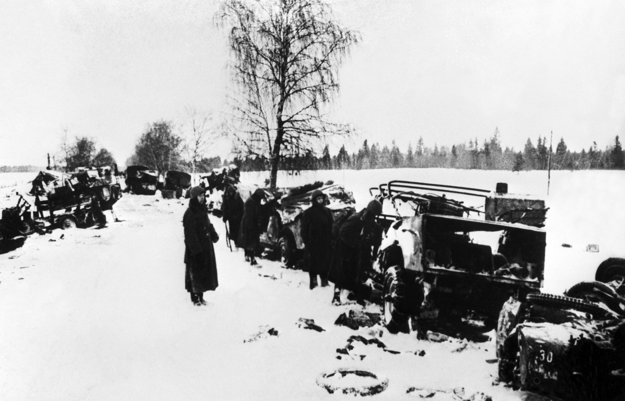 Красноармейцы осматривают колонну разбитой немецкой автотехники на дороге под городом Клин, декабрь 1941 г.