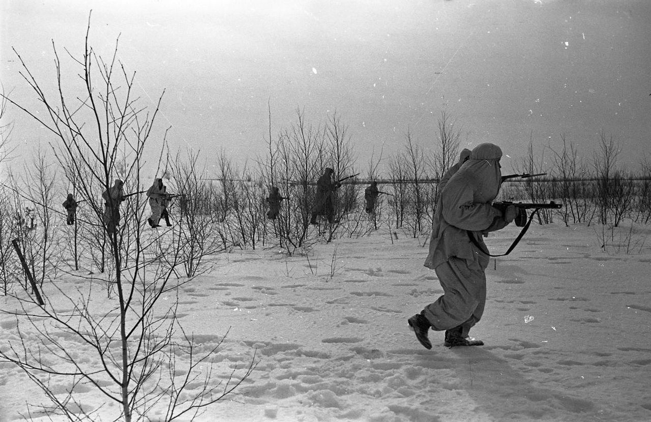 Советские пехотинцы в наступлении, декабрь 1941 г.