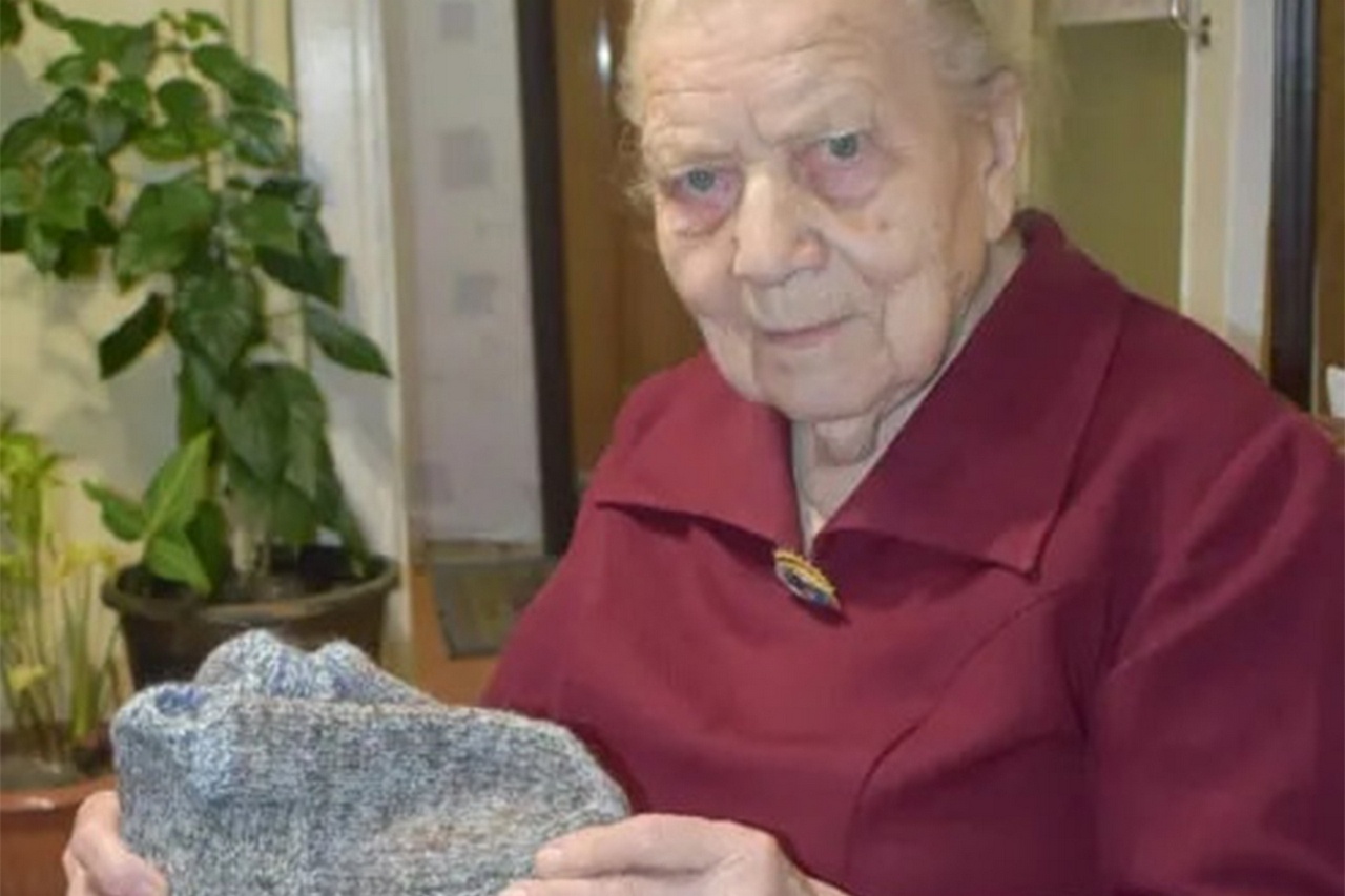 Ветеран труда Тамара Чистякова передала на фронт два десятка пар шерстяных носков и вязаных тапочек.