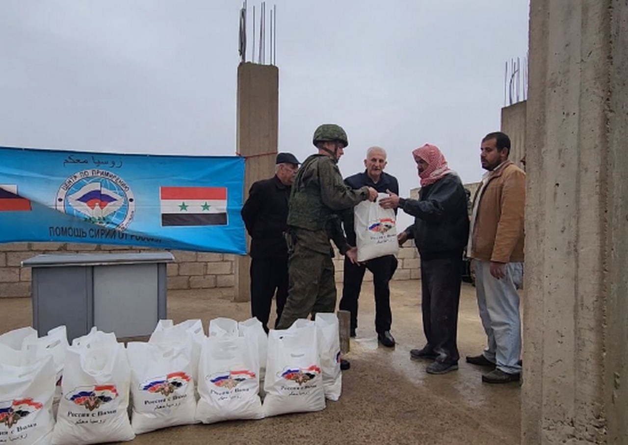Российские военнослужащие передали гуманитарную помощь жителям населённого пункта Джаб-эс-Сафа в сирийской провинции Риф-Дамаск.