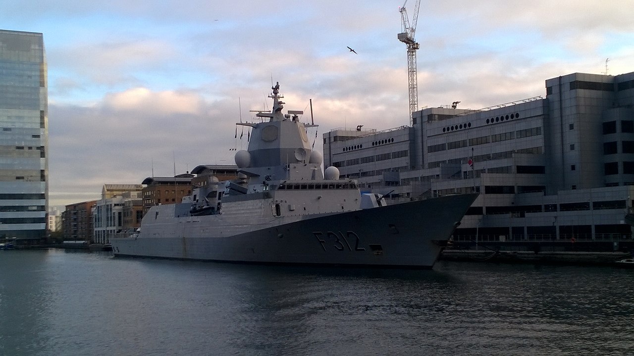 Головной корабль «норвежской» серии Otto Sverdrup пришвартован на Южной набережной в Лондоне, декабрь 2017 г.