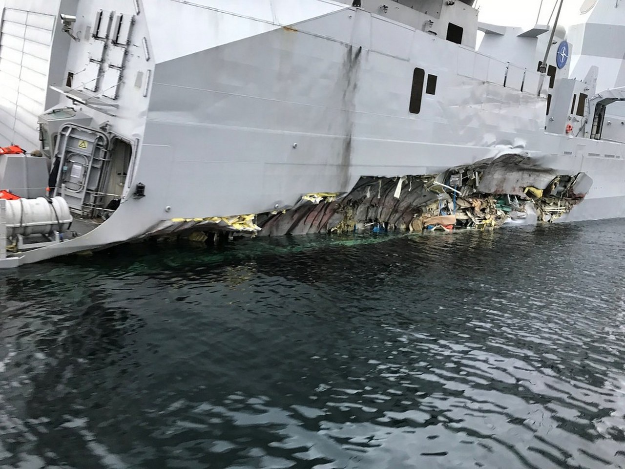 Повреждения фрегат получил тяжёлые.