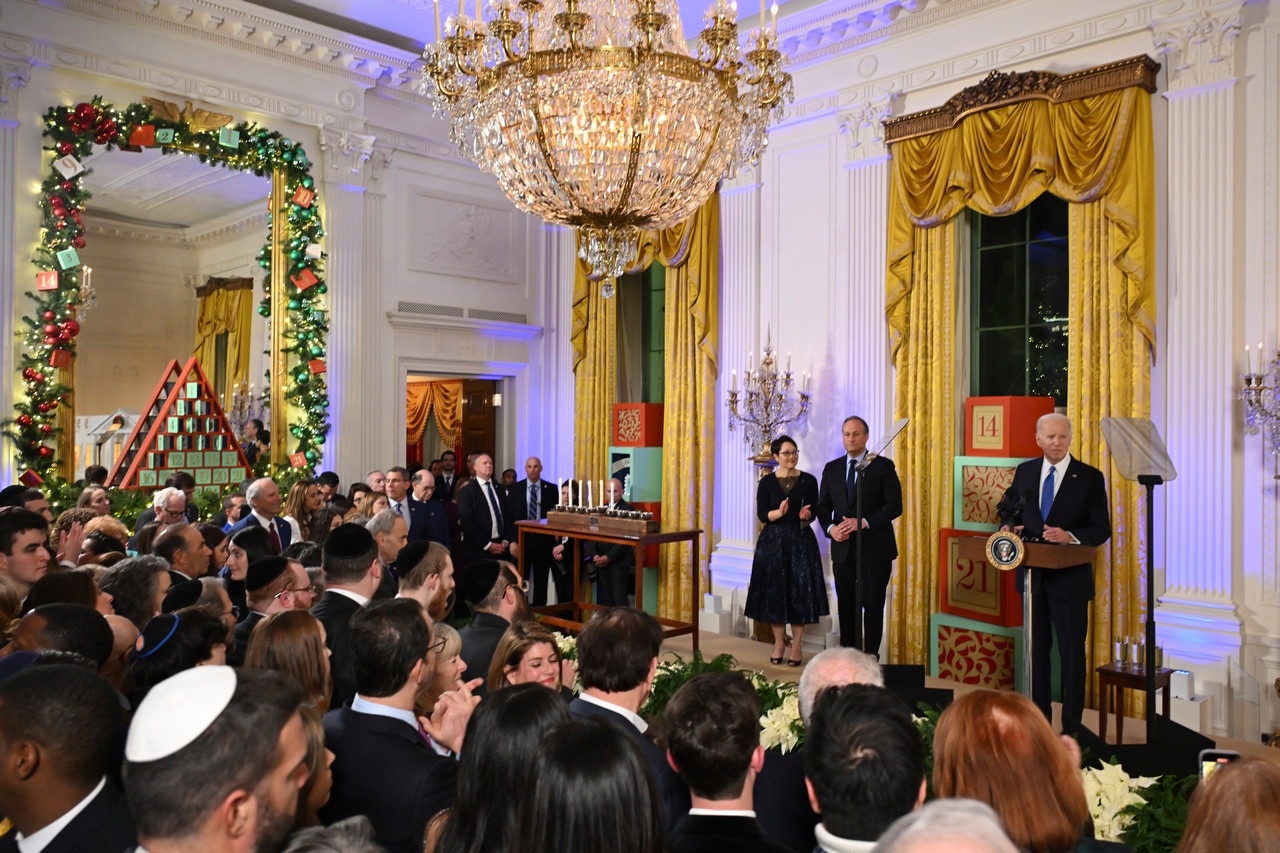 Президент США Джо Байден выступает на приёме по случаю праздника Хануки в Восточном зале Белого дома.