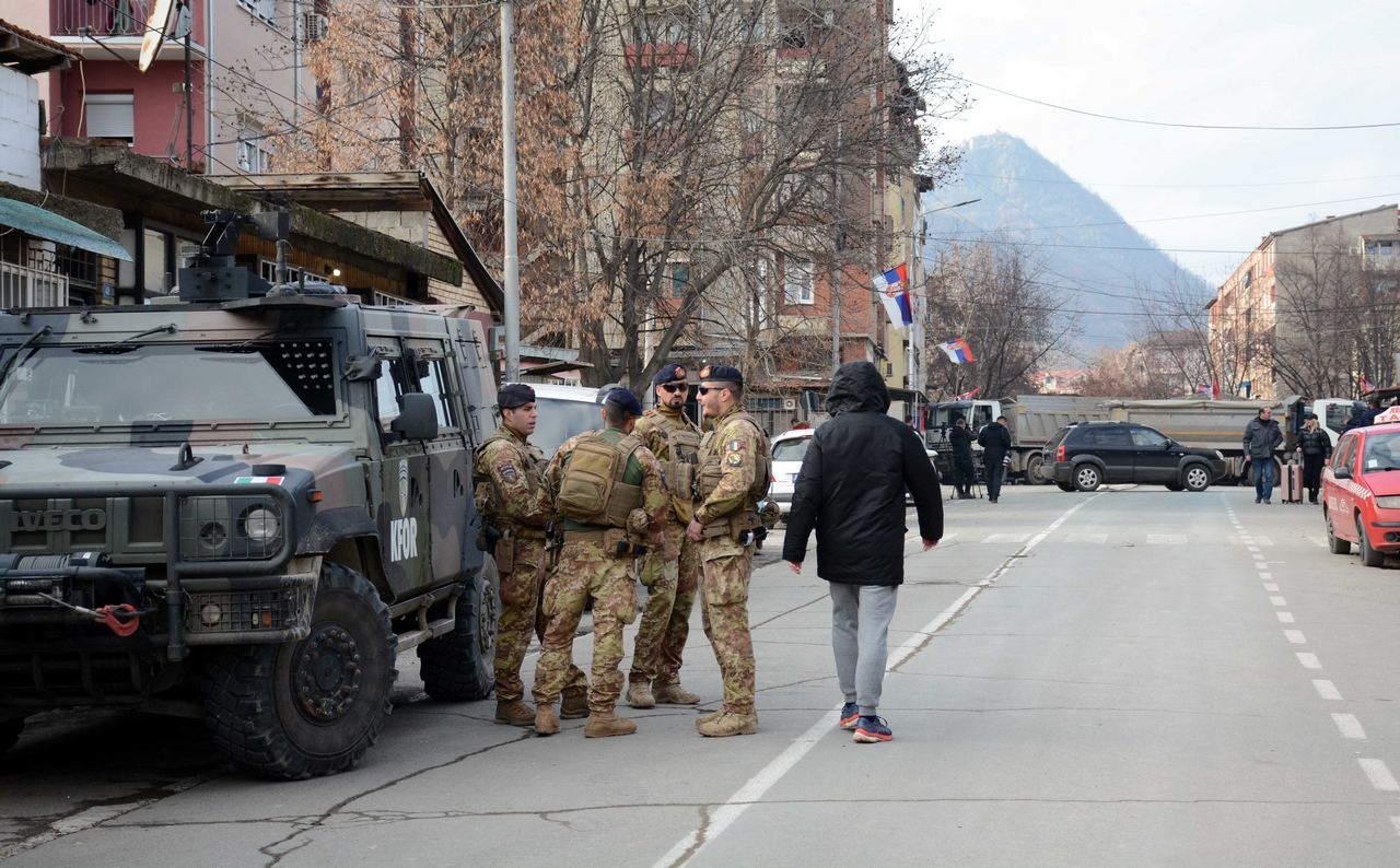 Военнослужащие КФОР на улицах сербской Митровицы в Косово.