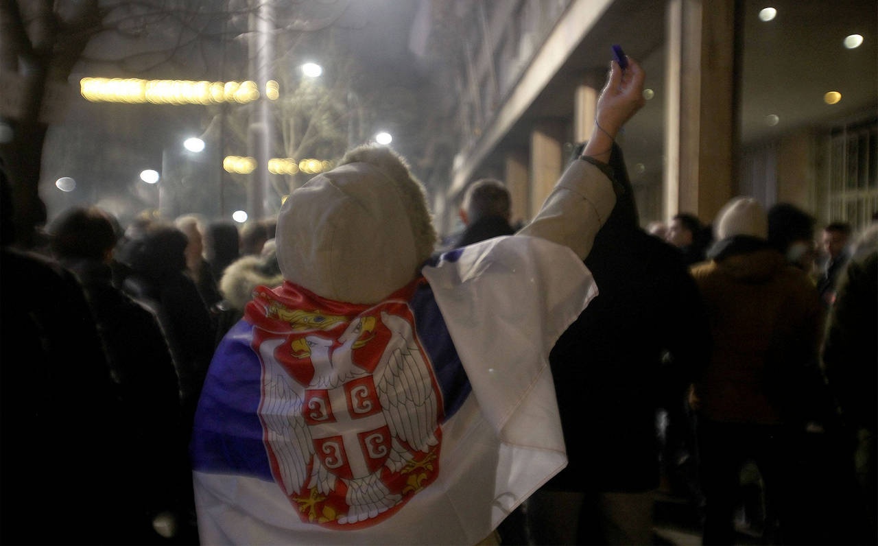 В Белграде прошли протесты недовольной результатами выборов оппозиции перед зданием государственной избирательной комиссии, 18 декабря 2023 г.