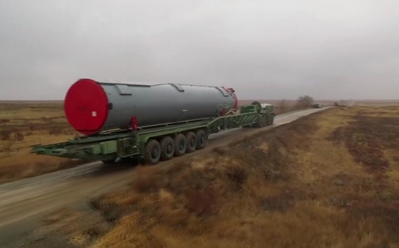 Межконтинентальная баллистическая ракета комплекса стратегического назначения «Авангард» перед установкой в пусковую шахту, Оренбургская область.