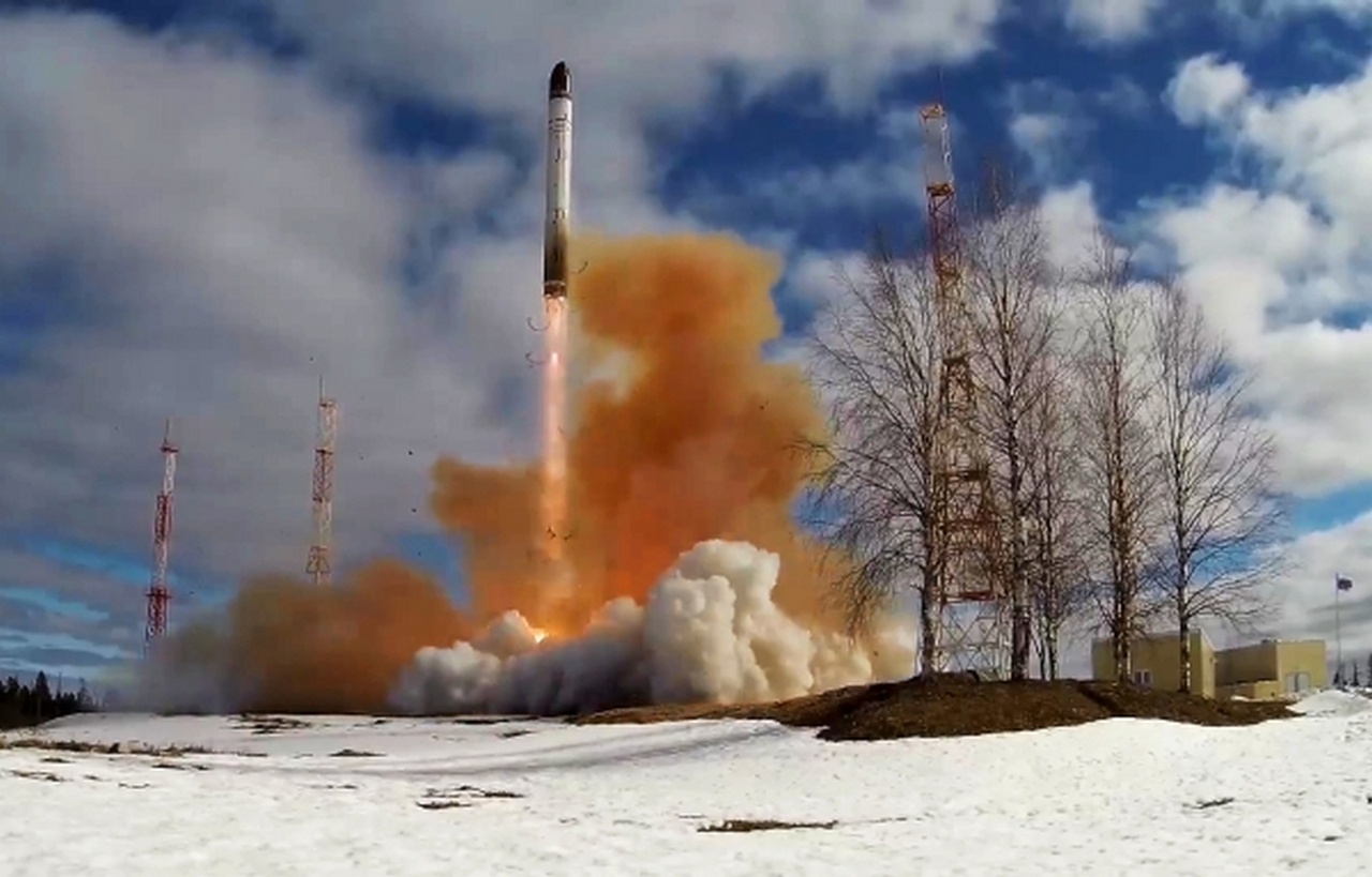 Запуск межконтинентальной баллистической ракеты «Сармат» с космодрома Плесецк.