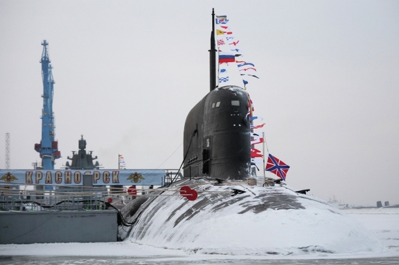 Атомный подводный крейсер «Красноярск» во время торжественной церемонии подъёма военно-морского флага на АО «ПО «Севмаш» в Северодвинске.