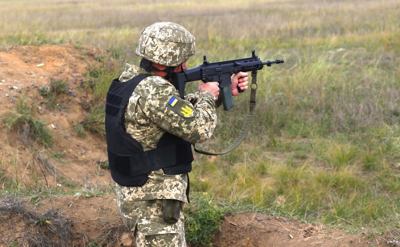 Военнослужащий 59-й бригады ВСУ с винтовкой Grot, октябрь 2022 г.