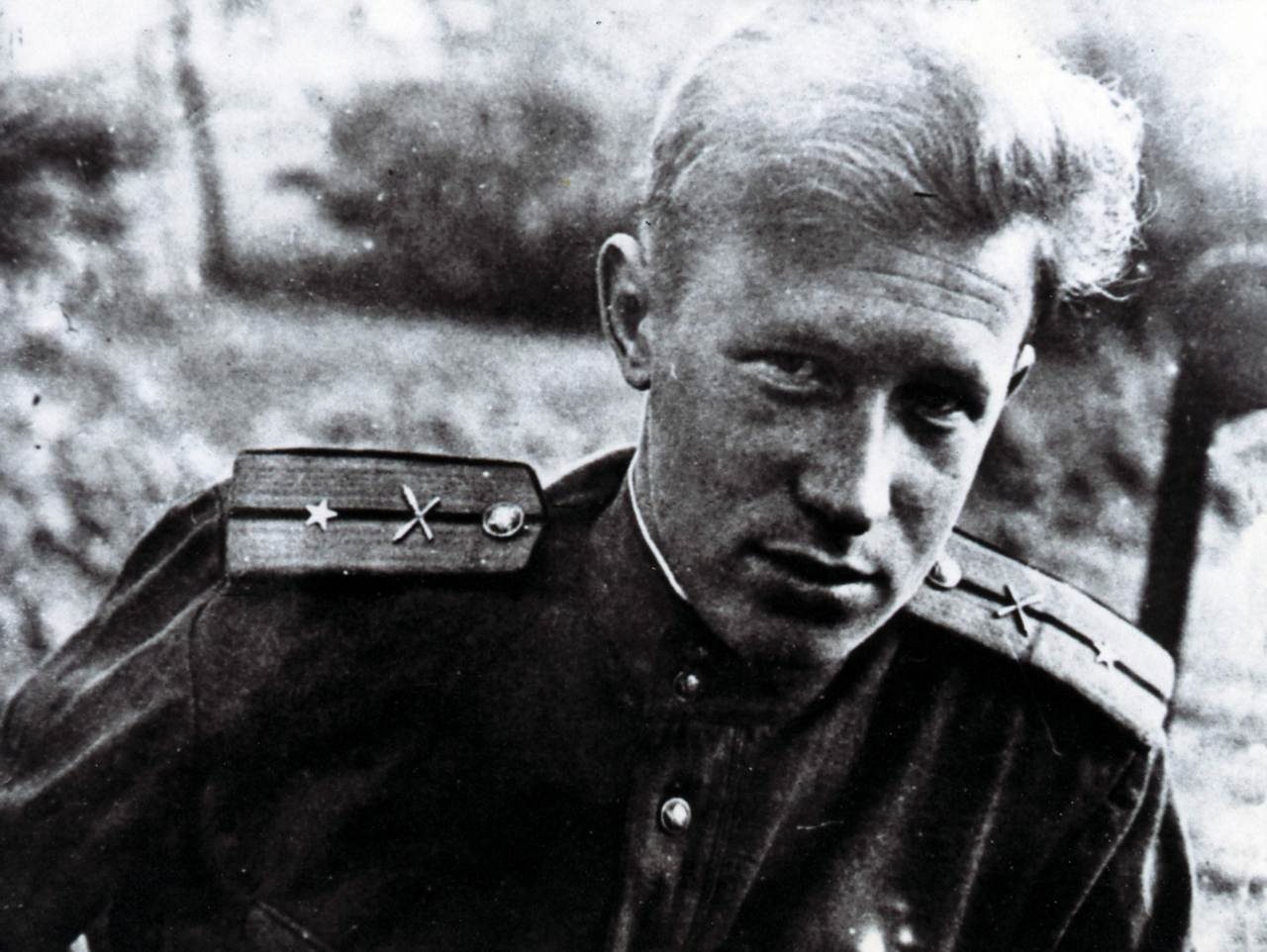 Младший лейтенант Юрий Дроздов. Фронтовое фото.