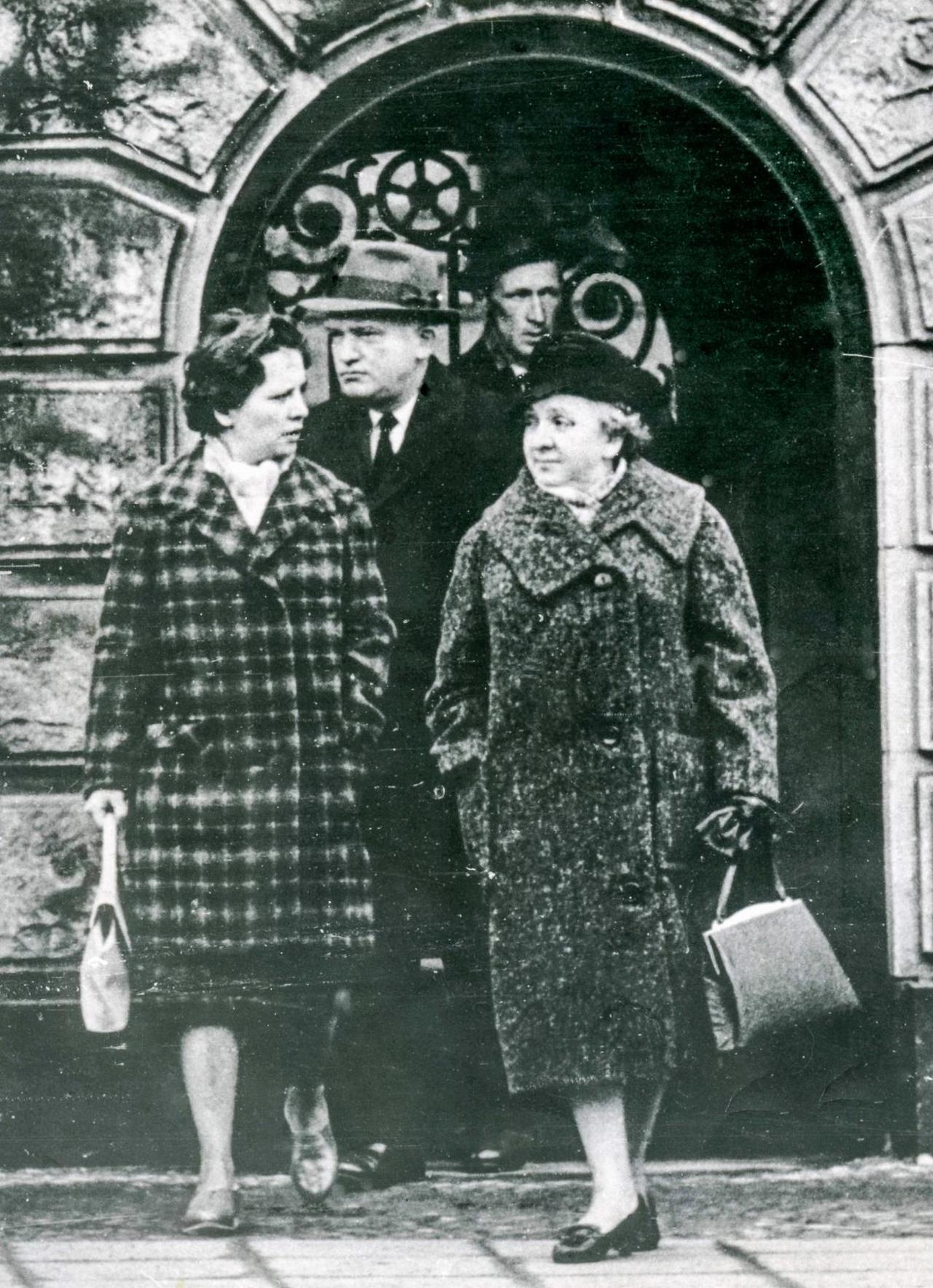 За сутки до обмена Р.И. Абеля на Пауэрса. На снимке (слева направо): Эвелин - дочь Абеля, Дж.Б. Донован - адвокат Абеля, Ю.И. Дроздов (он же Юрген Дривс), супруга Абеля - Е.М.Фишер. 1962 г.
